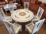 Dekorativer Tisch mit Stühlen